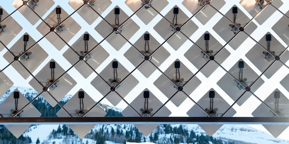 Dynamische Solarfassade optimiert Alpen-Chalet