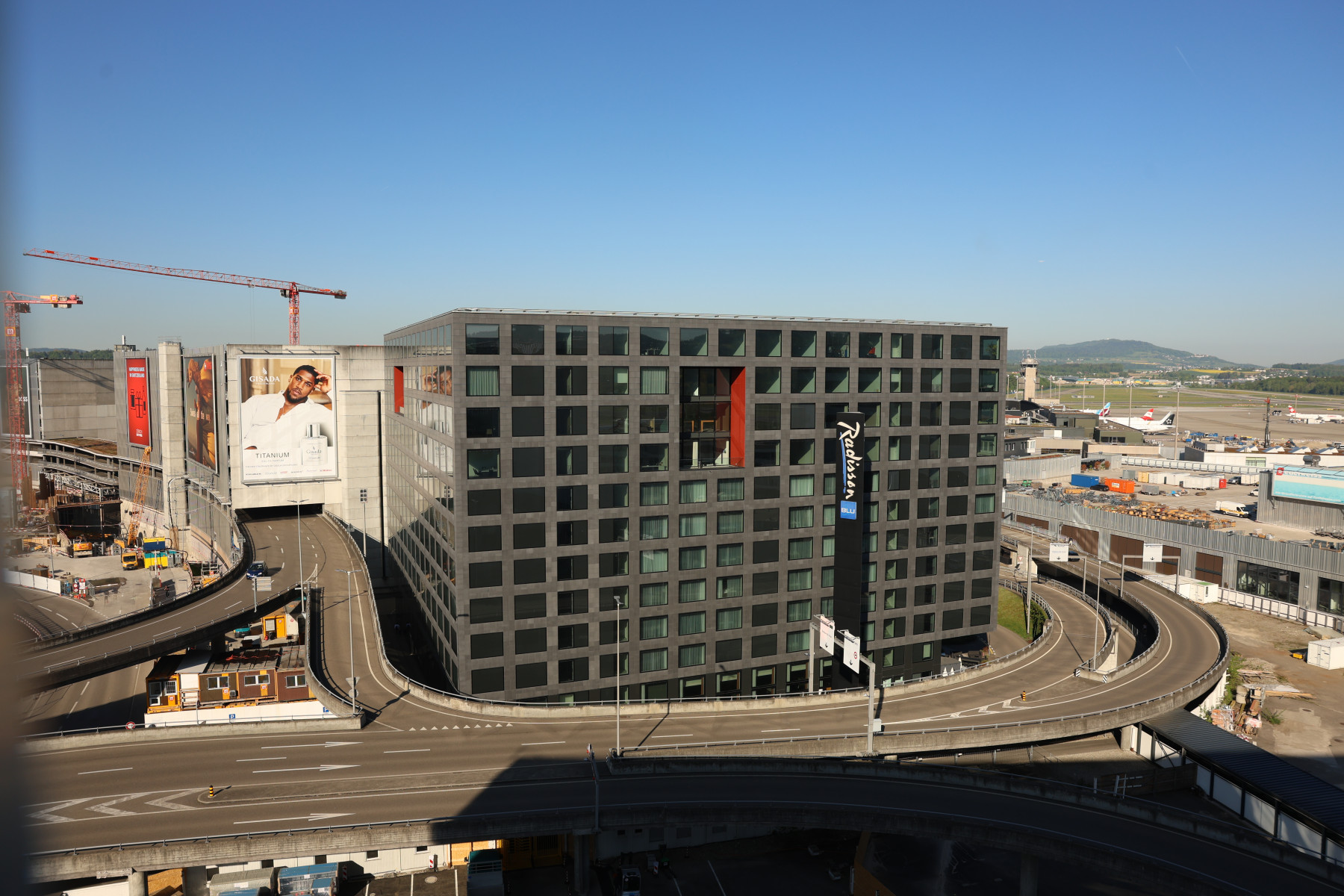 Letztes Schlüsselgebäude im Flughafenareal gehört jetzt einer Hand