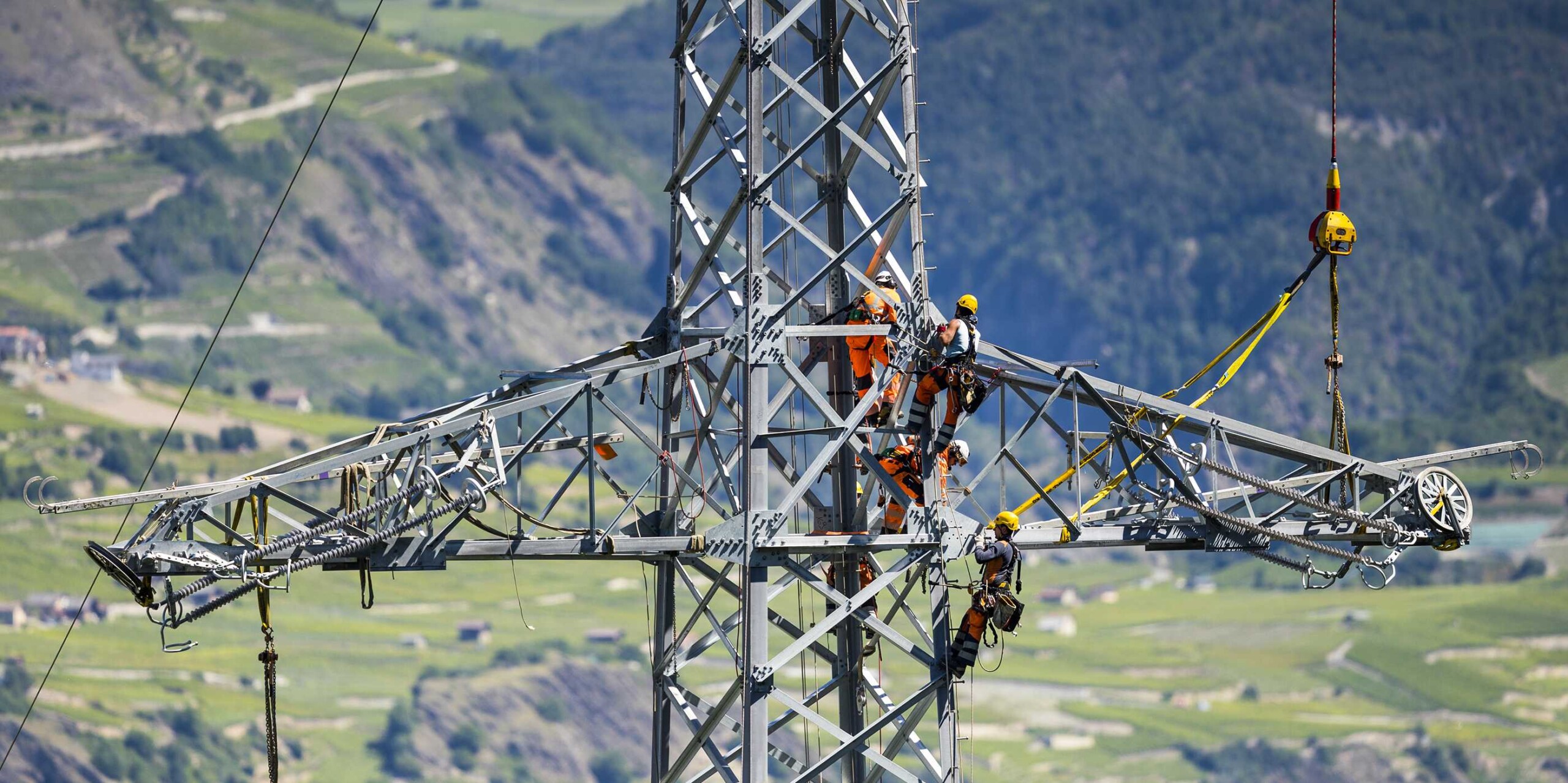 Strengthening the Swiss electricity grid with copper and brains